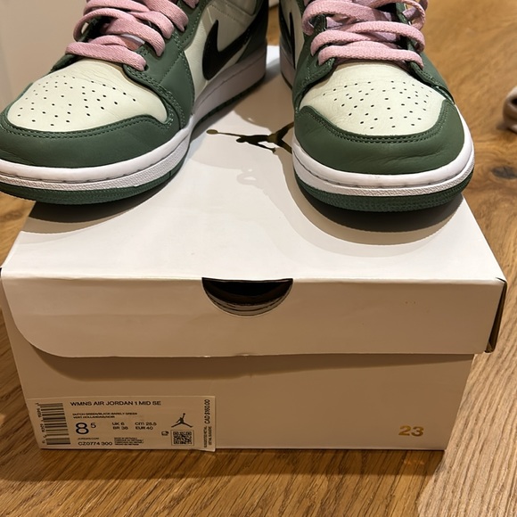 Never worn Jordan 1 Mid (Dutch Green) Women’s Sneaker - Size 8.5 - Picture 6 of 6